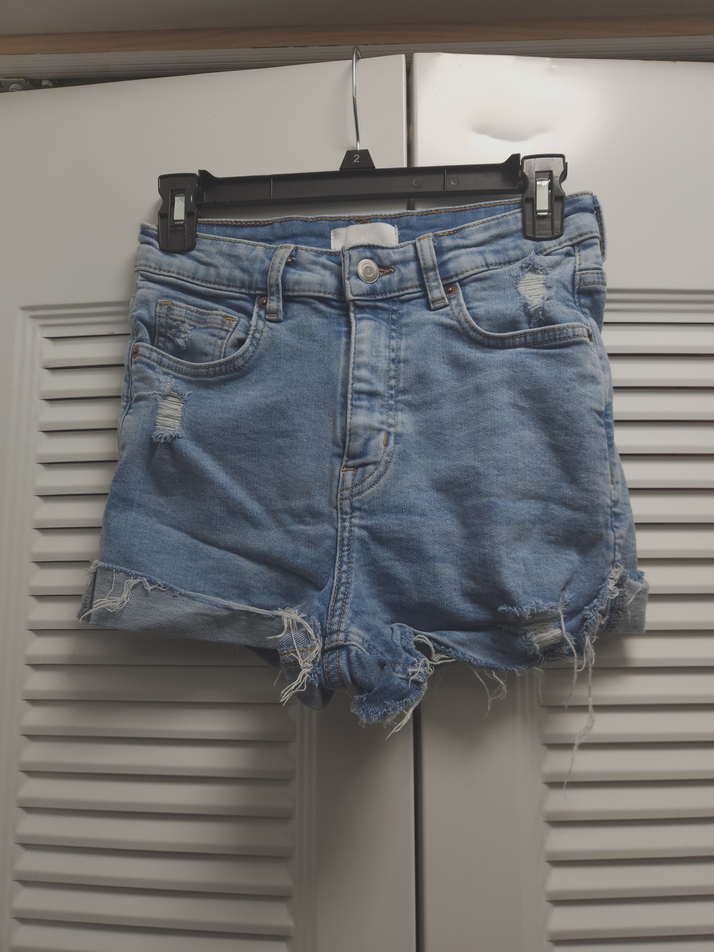 H&M Distressed Light Wash Denim Shorts Women’s Size 4 High Rise Frayed Hem